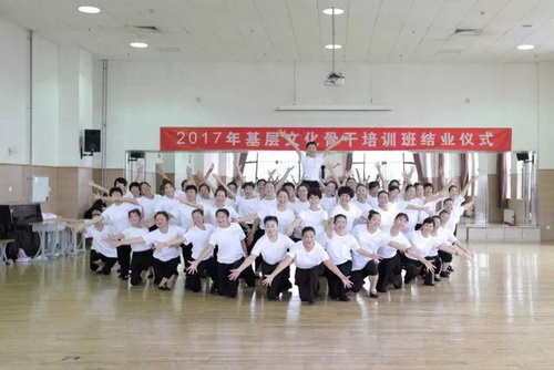 10《全民共舞》汇报班级：舞蹈五班_调整大小