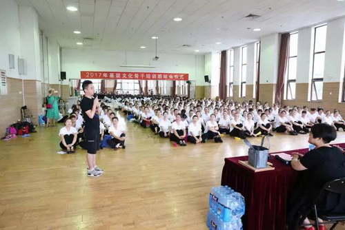 16北京文化艺术活动中心负责教师原亮介绍本次培训班情况_调整大小