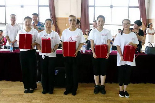 21学员代表领取结业证_调整大小