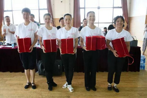 22学员代表领取结业证_调整大小