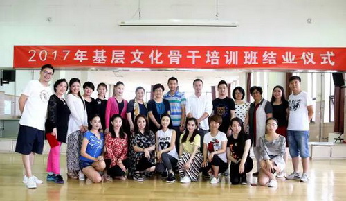 26领导与教师们合影_调整大小