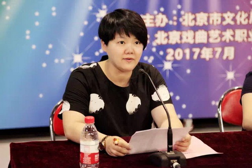 4北京戏曲艺术职业学院培训部主任王静主持开班仪式_调整大小