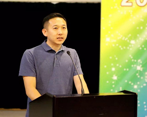 5教师代表康建飞代表培训班全体教职人员发言_调整大小