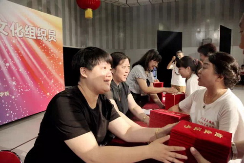 30北京戏曲艺术职业学院培训部主任王静为学员代表颁发结业证_调整大小