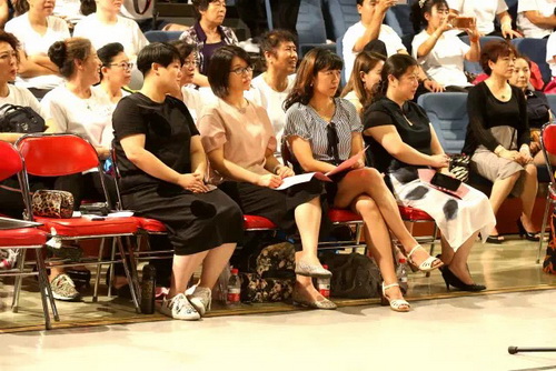 31领导们观看汇报演出_调整大小