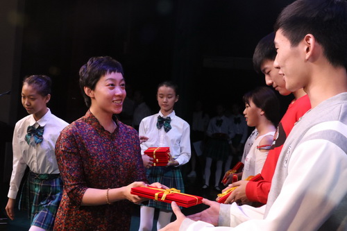 2、副院长吴蕾为荣获学生代表颁发荣誉证书_调整大小