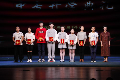 3、副院长吴蕾与获奖学生代表合影_调整大小