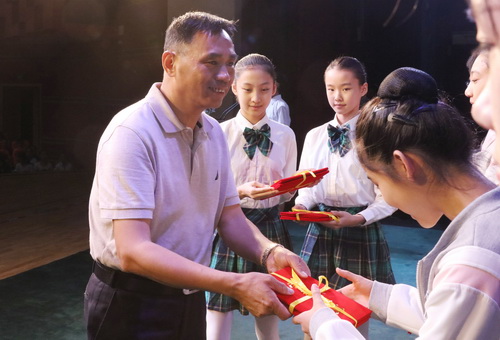 4、副院长黄平为获奖学生代表颁发荣誉证书_调整大小