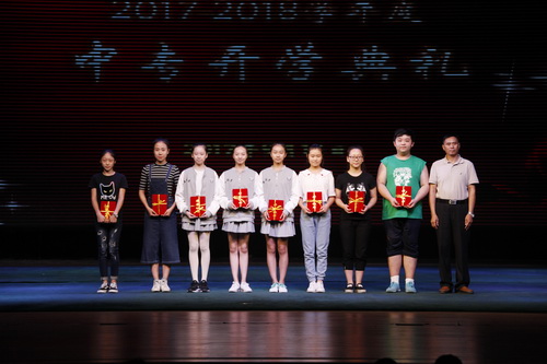 5、副院长黄平与获奖学生代表合影1_调整大小