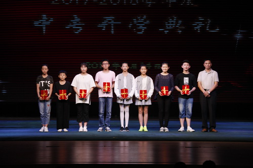 6、副院长黄平与获奖学生代表合影2_调整大小