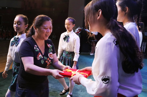 7、副院长黄珊珊为获奖学生代表颁发荣誉证书_调整大小