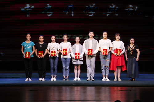 8、副院长黄珊珊与获奖学生代表合影1_调整大小