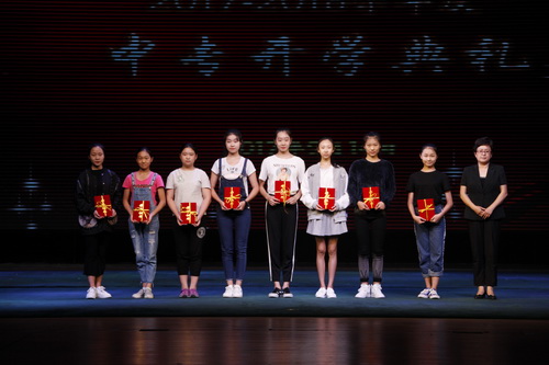 10.党委副书记毕兆炜与获奖学生代表合影1_调整大小