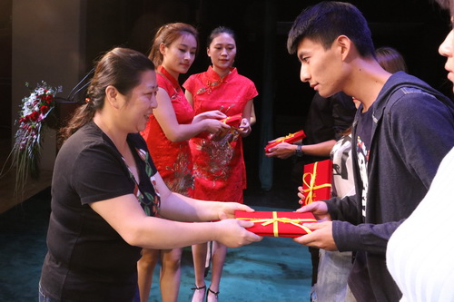 2、副院长黄珊珊为荣获“年度进步奖”的学生代表颁发荣誉证书_调整大小