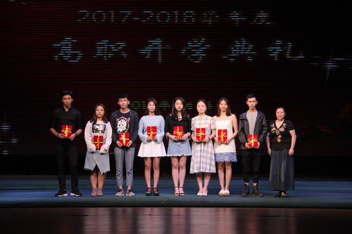 3、副院长黄珊珊与荣获“年度进步奖”的学生代表合影_调整大小