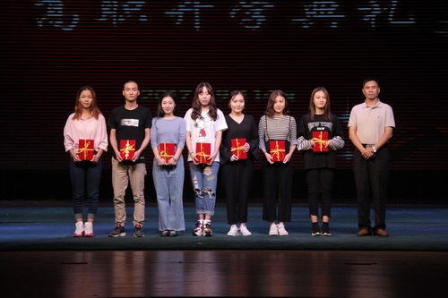 5、副院长黄平与荣获“年度文化、专业学习优胜奖”的学生代表合影_调整大小