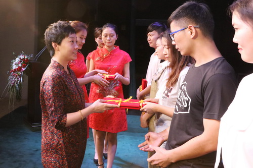 6、副院长吴蕾为荣获“优秀团干部、优秀团员”的学生代表颁发荣誉证书_调整大小