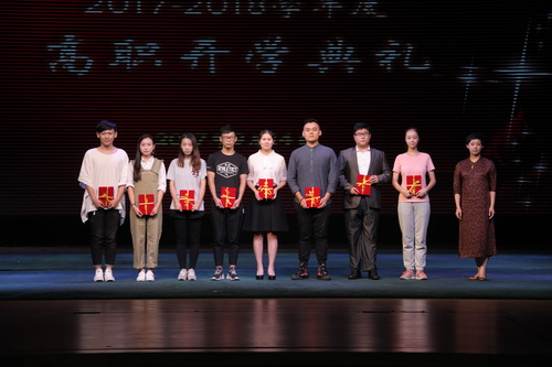 7、副院长吴蕾与荣获“优秀团干部”的学生代表合影_调整大小