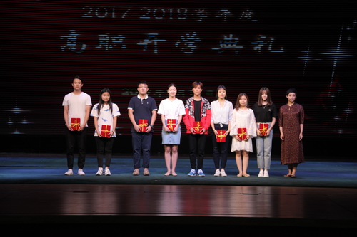 8、副院长吴蕾与荣获“优秀团员”的学生代表合影_调整大小