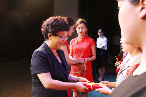 9、党委副书记毕兆炜为荣获“年度优秀学生干部、优秀学生”的学生代表颁发荣誉证书_调整大小