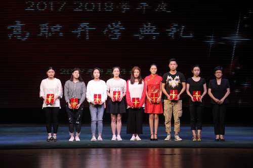 10、党委副书记毕兆炜与荣获“年度优秀学生干部”的学生代表合影_调整大小