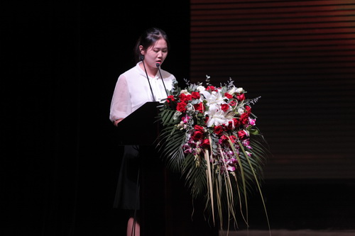 15、学生主持人宣读2016-2017年度各项比赛获奖名单_调整大小