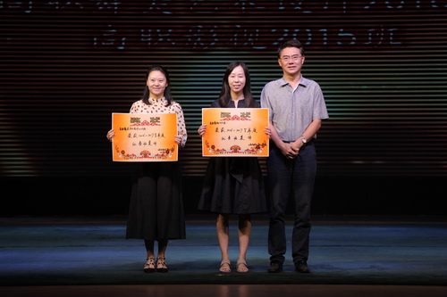 13、党委书记刘宝华与荣获“优秀班集体”的教师代表合影_调整大小