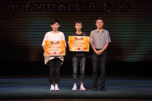 14、党委书记刘宝华与荣获“先进团支部”的支部书记合影_调整大小