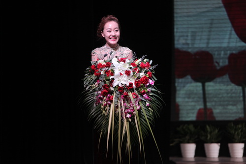 1主持人李洋_调整大小