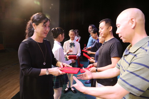 9副院长许翠为获奖教师颁发证书_调整大小