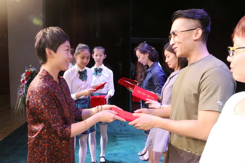 10副院长吴蕾为获奖教师颁发证书_调整大小