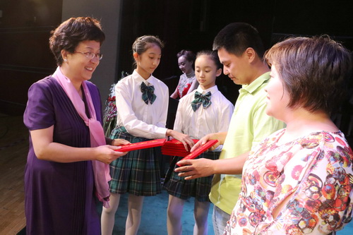 11党委副书记毕兆炜为获奖教师颁发证书_调整大小