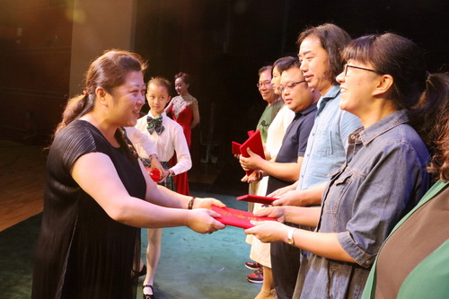 12副院长黄珊珊为获奖教师颁发证书_调整大小