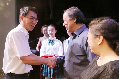 13党委书记刘宝华为获奖教师颁发证书_调整大小