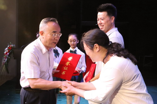 15北京市文化局巡视员马文为获奖教师颁发证书_调整大小