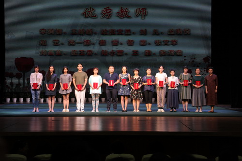 19获奖教师合影_调整大小
