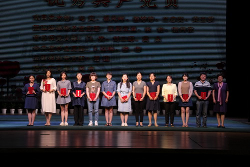 22获奖教师合影_调整大小