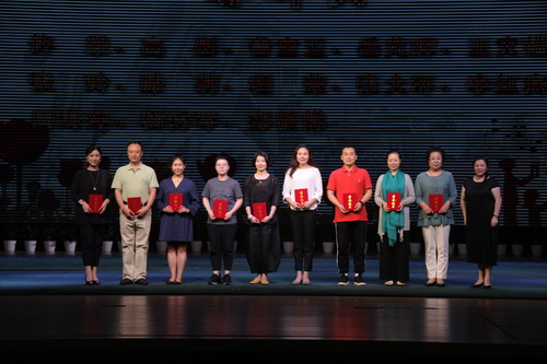 25获奖教师合影_调整大小