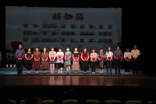 30获奖教师合影_调整大小