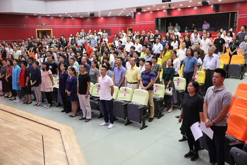 2全体起立唱国歌_调整大小