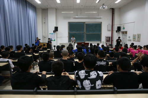 8会议现场_调整大小