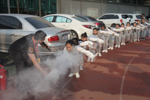 4学生开展逃生演练_调整大小