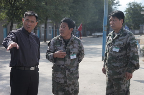 1黄平副院长听取军训基地领导汇报军训学生消防技能培训方案_调整大小