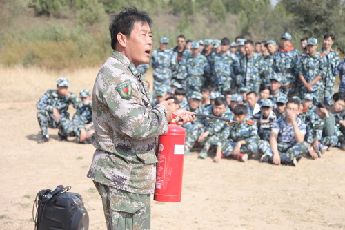 4军训教官讲解灭火瓶使用方法_调整大小