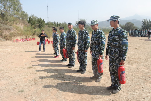 5军训新生进行灭火实际操作1_调整大小