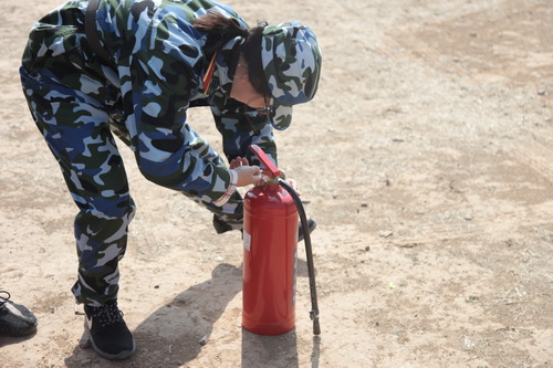 6军训新生进行灭火实际操作2_调整大小