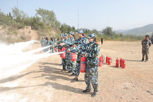 7军训新生进行灭火实际操作3_调整大小