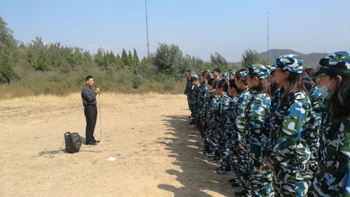 8黄平副院长进行军训新生消防知识培训和演练总结讲话_调整大小