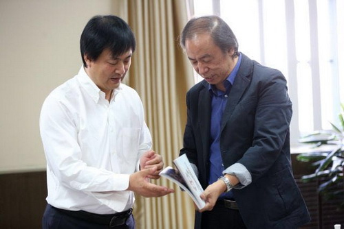 8两校领导互赠书籍留念_调整大小