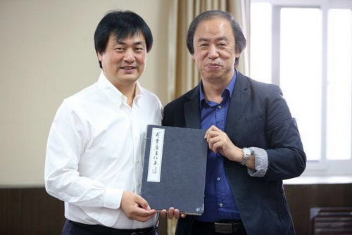 9两校领导互赠书籍留念_调整大小